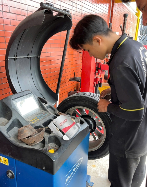 Cân chỉnh thước lái, cân mâm bấm chì